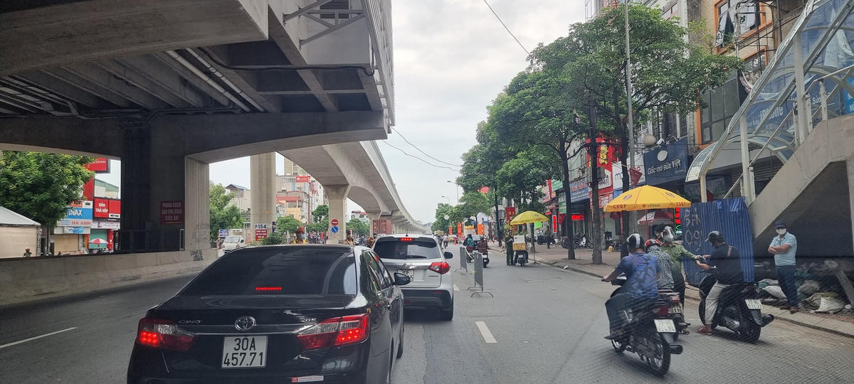 Chốt kiểm soát vào "vùng đỏ" ở khu vực Cầu Diễn. Ảnh: Nam Anh.