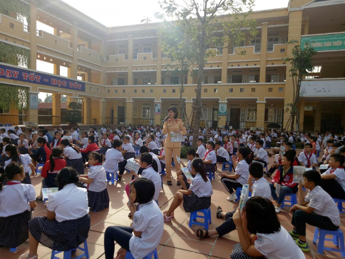 Giáo dục an toàn giao thông trong trường học được xem là giải pháp gốc rễ nhằm giảm thiểu TNGT.
