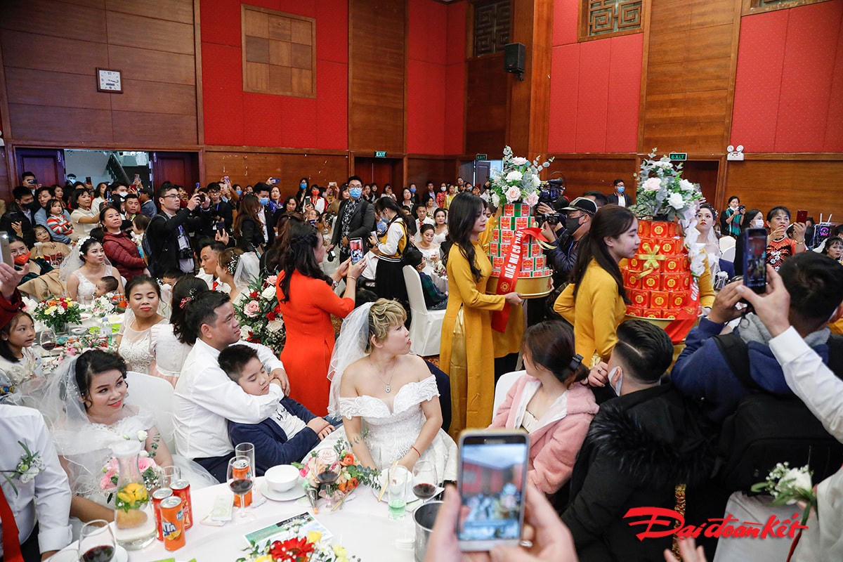 Nghi thức ăn hỏi tập thể được diễn ra hết sức trang trọng.