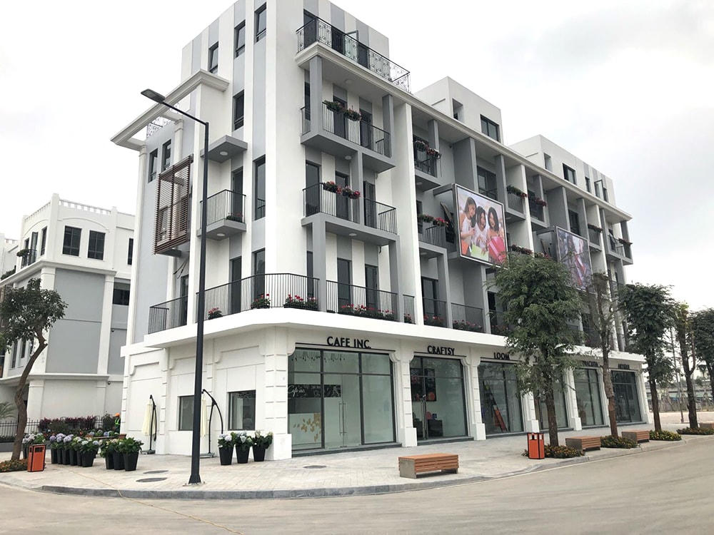 Dáy nhà thấp tầng đã hoàn thiện bán cho người mua nhà trong khi chủ đầu tư vẫn chưa được phê duyệt ĐTM.