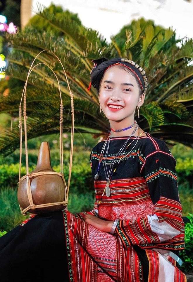 Đinh Thị Cươn (17 tuổi), người dân tộc Ba Na.