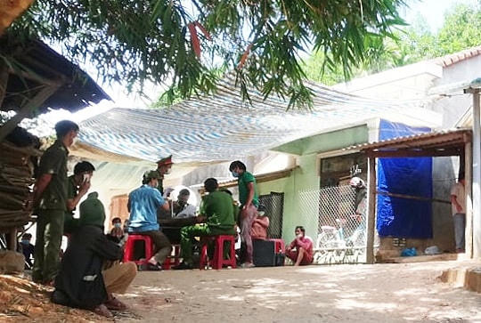 Công an Quảng Ngãi khám nghiệm hiện trường, điều tra nguyên nhân cái chết của bà S. (Ảnh: T.L).