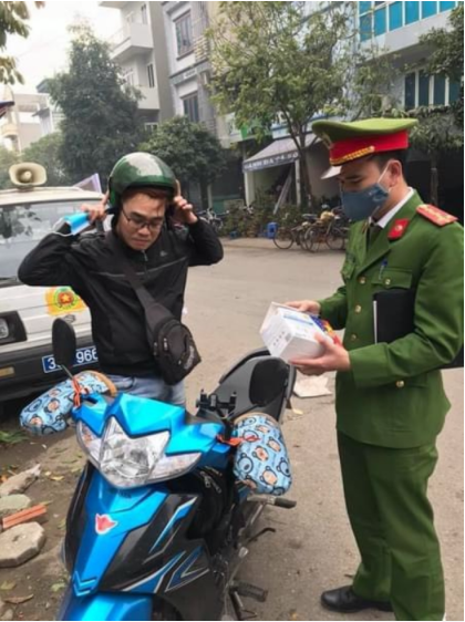 Xử phạt các trường hợp không đeo khẩu trang nơi công cộng. Nguồn: VOV.