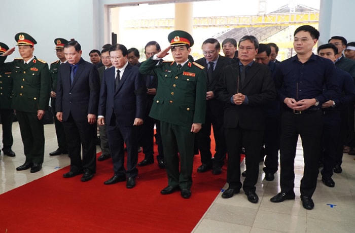 Phó Thủ tướng Trịnh Đình Dũng dẫn đầu Đoàn đại biểu lãnh đạo Đảng, Nhà nước, Chính phủ, Quốc hội viếng 13 liệt sĩ.