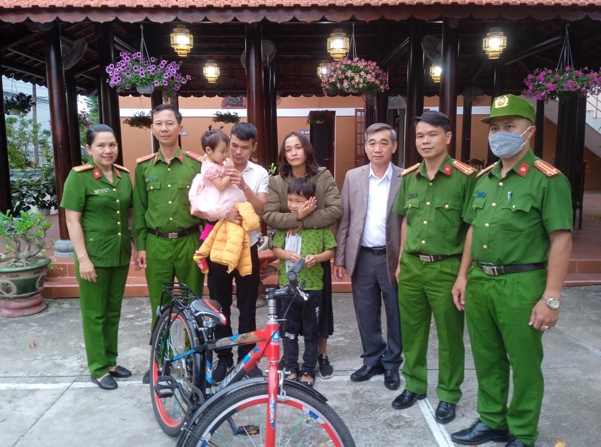 Công an bàn giao cháu Khánh  về với gia đình.