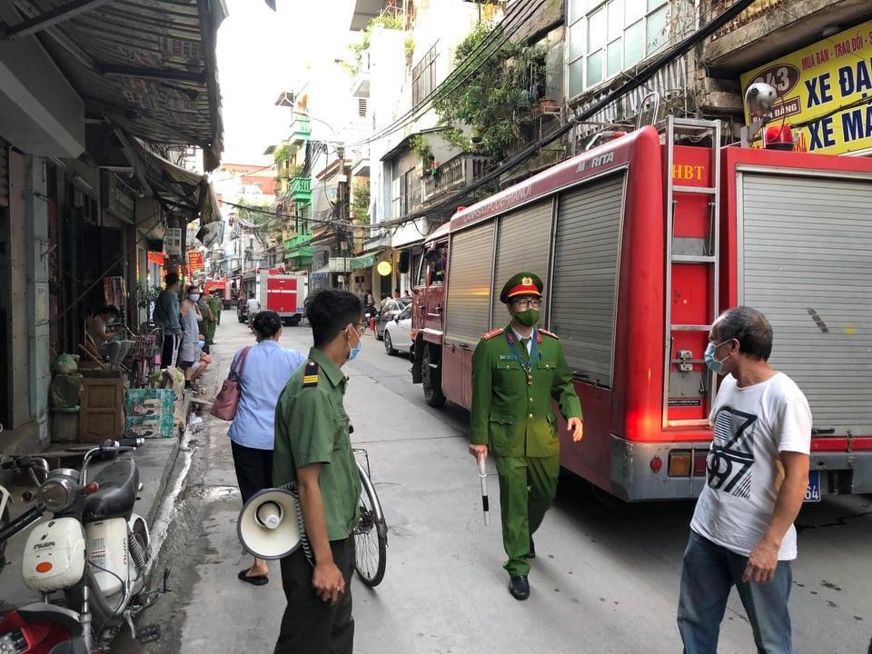 Hà Nội: Cháy nhà trong ngõ nhỏ, một người bị thương nặng