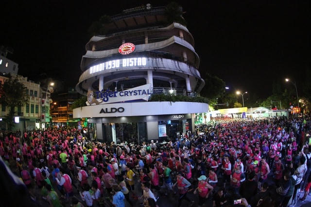 Giải VM Hanoi Midnight 2020 diễn ra tại Hồ Gươm, chạy qua các khu phố cổ Hà Nội.  