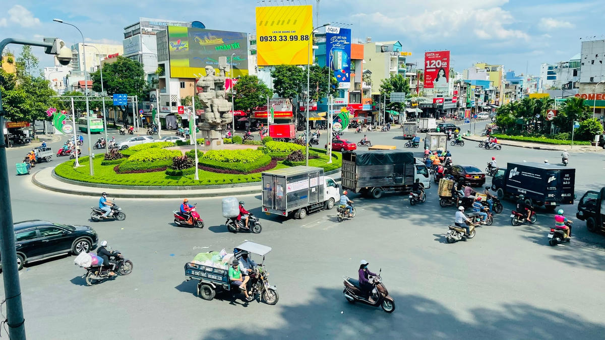 Thời tiết khô ráo khiến người dân ra đường đón Giáng sinh càng đông hơn (ảnh chụp tại Ngã 7 Lý Thái Tổ, quận 10).