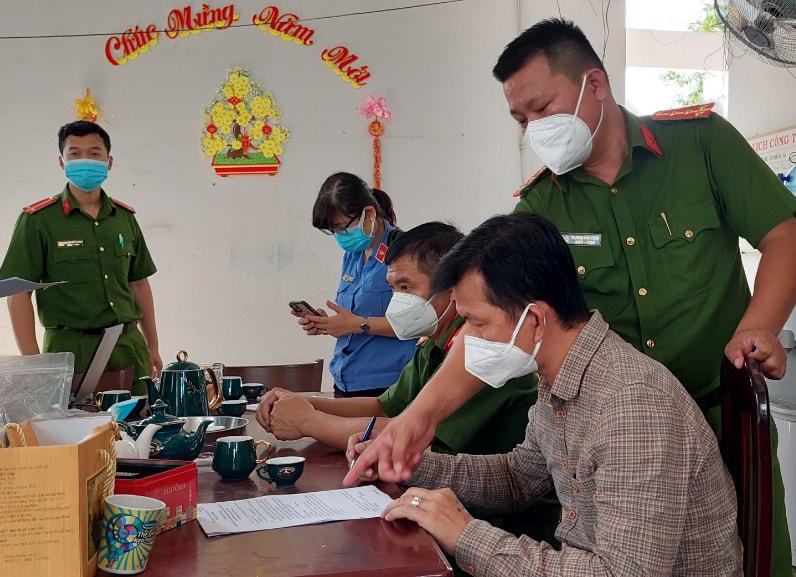 Ông Phạm Văn Thảo (áo sọc), nguyên cán bộ địa chính xã Bình Châu làm việc với cơ quan Công an. Ảnh: T.T.