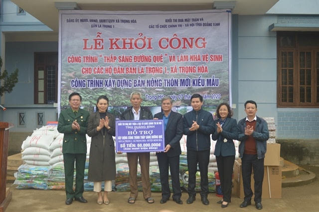 Khối thi đua Mặt trận và các tổ chức chính trị-xã hội tỉnh Quảng Bình hỗ trợ 60 triệu đồng để xây dựng công trình “Thắp sáng đường quê”.
