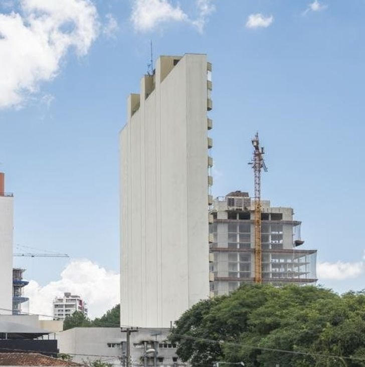 Tòa nhà mỏng nhất ở Curitiba (Brazil) - rộng 3,5 mét.  