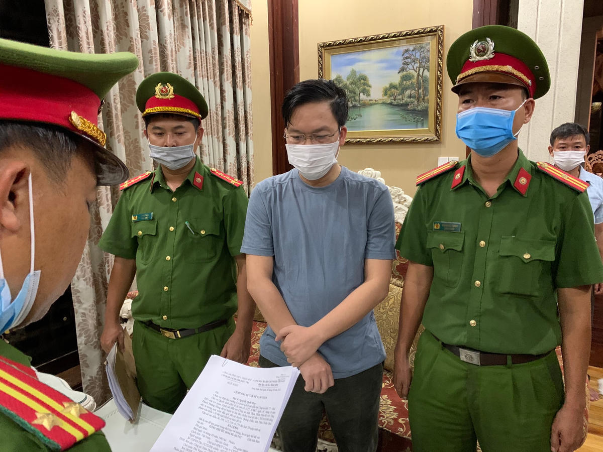 Công an đọc lệnh bắt giữ Tống Phước Hoàng Hưng. Ảnh: Công an cung cấp.