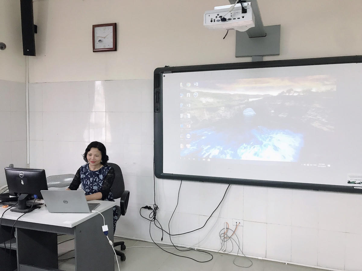 Giảng viên giảng dạy trực tuyến qua hệ thống LMS.