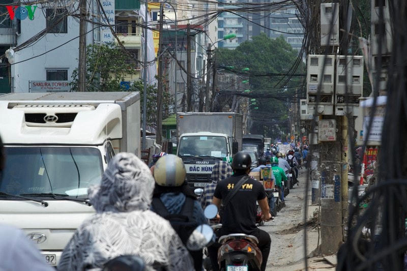 Dự án cải tạo đường Vũ Trọng Phụng có tổng chiều dài 434 m khởi công vào đầu tháng 7/2019. Đến nay sau gần 1 năm, tuyến đường này vẫn ngổn ngang và chưa thể hoàn thành.