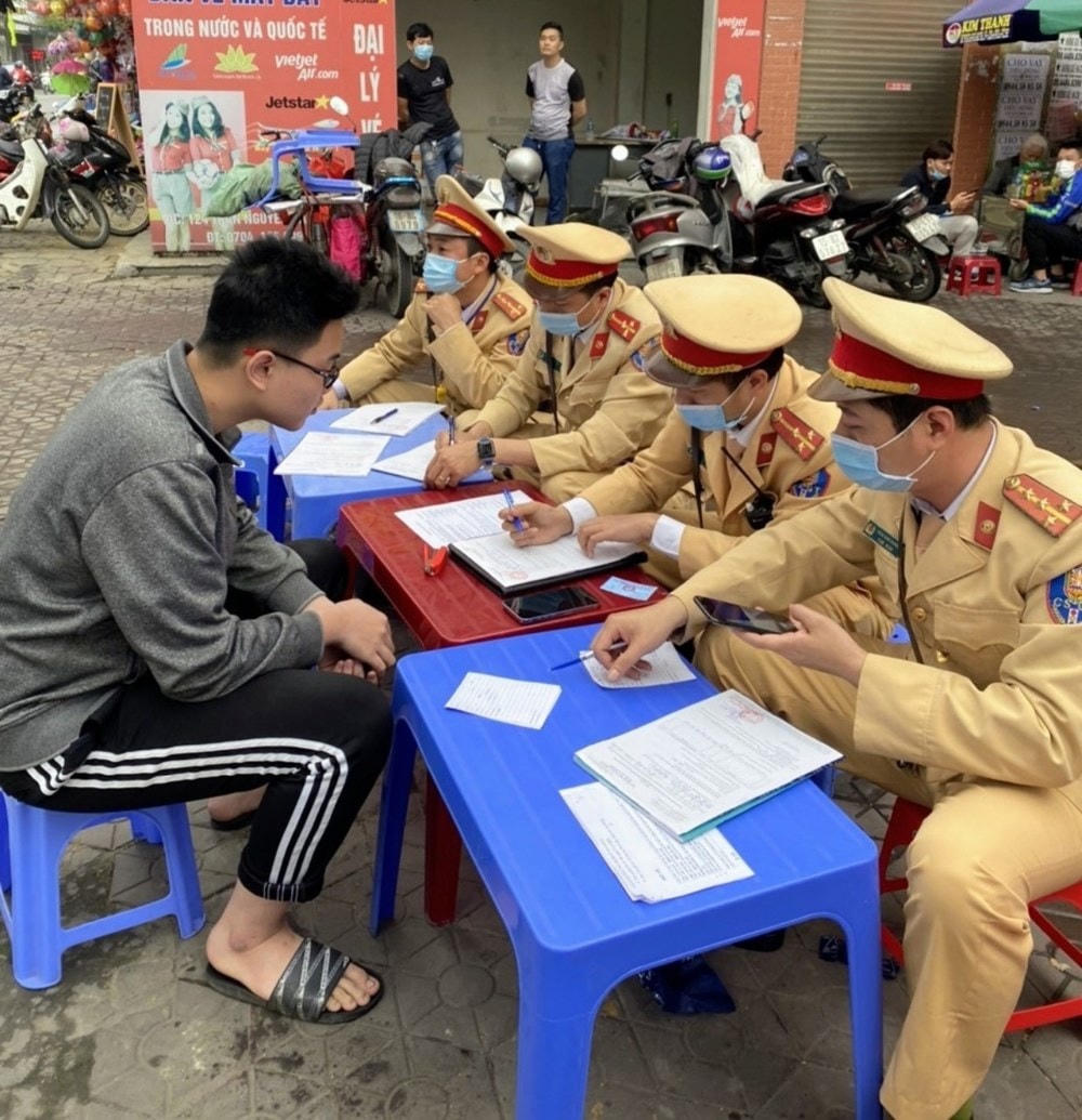 Lực lượng CSGT xử lý người vi phạm giao thông.