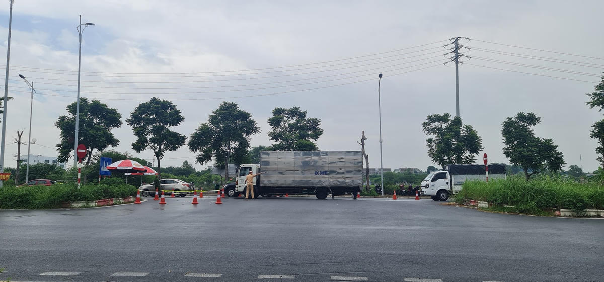 Công an TP tiếp tục kiểm soát tại các chốt ra vào thành phố, đồng thời lập thêm 39 chốt kiểm soát người và phương tiện ra, vào vùng 1 theo Giấy đi đường mới.