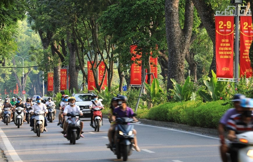 [ẢNH] Hà Nội trang hoàng rực rỡ cờ hoa chào mừng 75 năm Quốc khánh 2-9