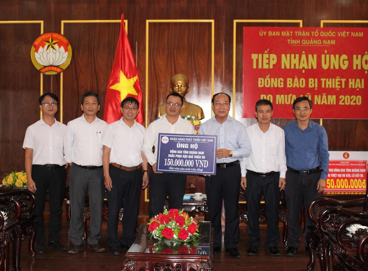 Mặt trận tỉnh Quảng Nam tiếp nhận 150 triệu đồng ủng hộ đồng bào lũ lụt từ Ngân hàng phát triển Việt Nam.