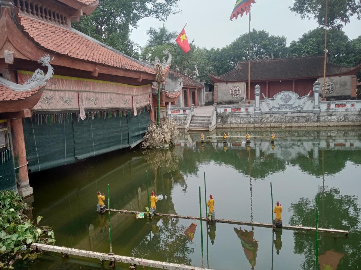   Tòa Thủy đình khang trang từng là nơi nhộn nhịp nhất làng mỗi khi có biểu diễn rối nước.