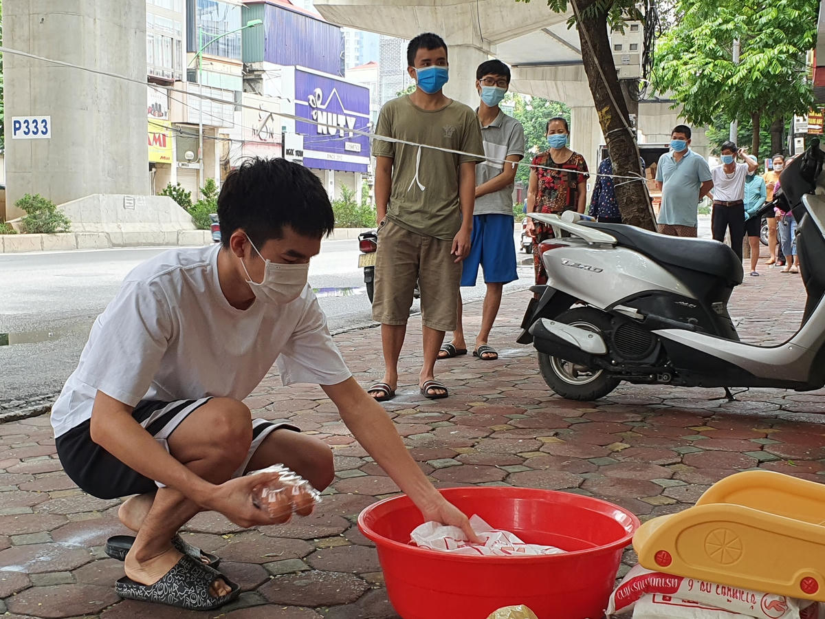 Một sinh viên đến nhận hỗ trợ vì không thể về quê trong khi Hà Nội đang giãn cách.
