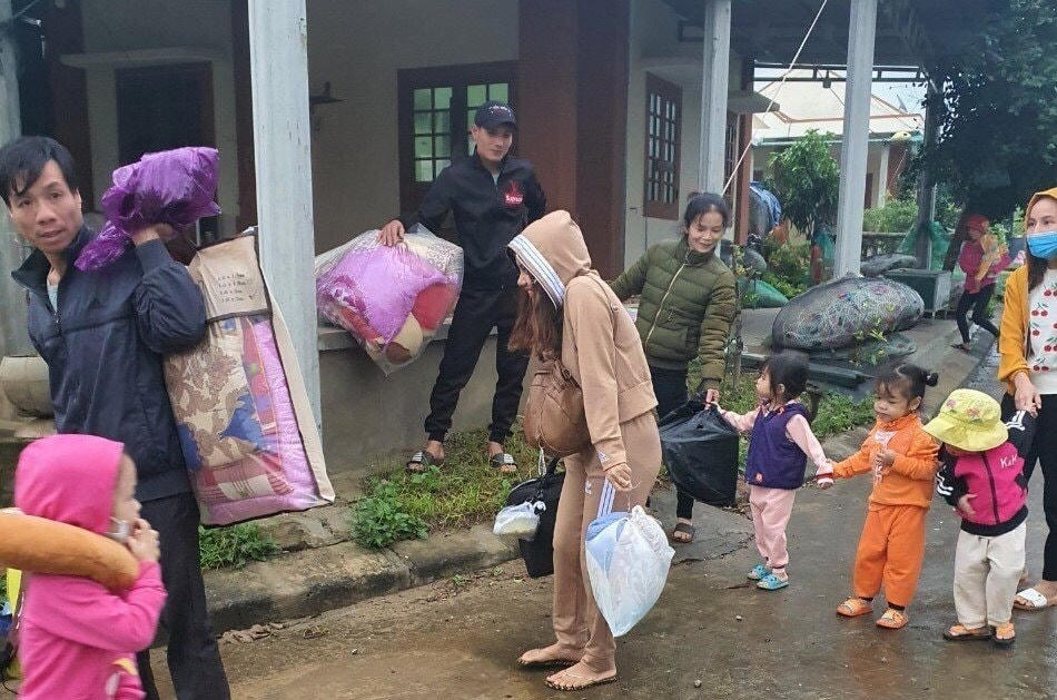 Lực lượng chức năng huyện Cồn Cỏ khẩn trương đưa người dân vào hầm và lô cốt quân sự để tránh bão.