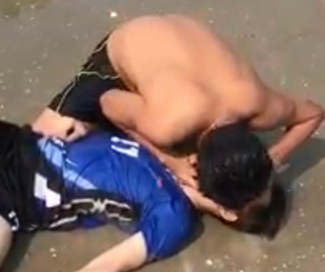 Trung uý Thái Ngô Hiếu đang hô hấp nhân tạo cho nạn nhân. Ảnh cắt từ clip.