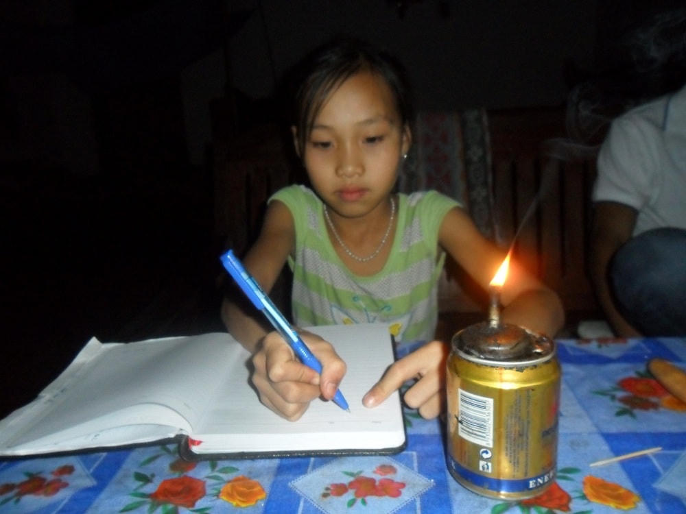 Đèn dầu le lói là thứ duy nhất của biết bao thệ hệ học sinh 3 xã xa nhất của huyện Quỳ Châu (xã Châu Phong, Diễn Lãm, Châu Hoàn).
