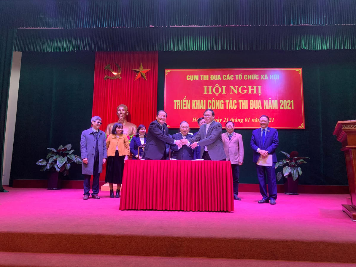Đại diện lãnh đạo các Hội ký giao ước thi đua năm 2021