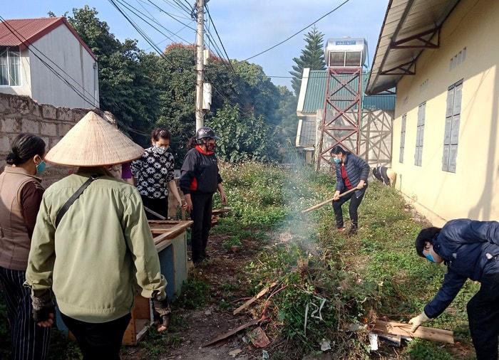 Người dân tham gia làm sạch đẹp môi trường.
