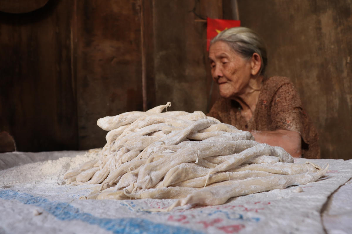 Cái nghề làm kẹo kéo cụ Năm đã gắn bó hàng chục năm qua.