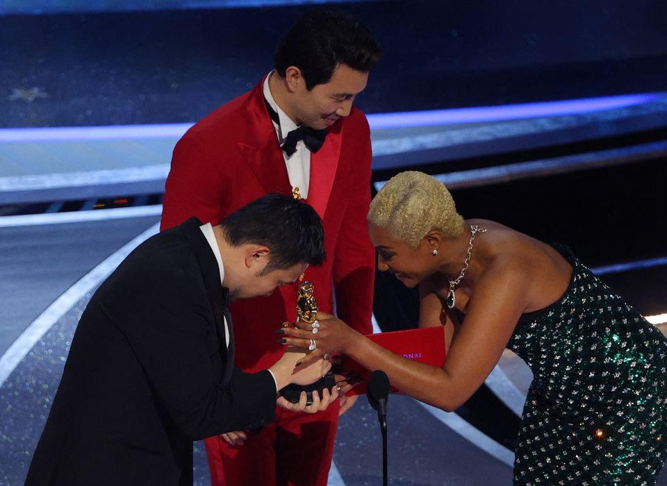Đạo diễn Hamaguchi nhận tượng vàng Oscar cho giải Phim quốc tế hay nhất.