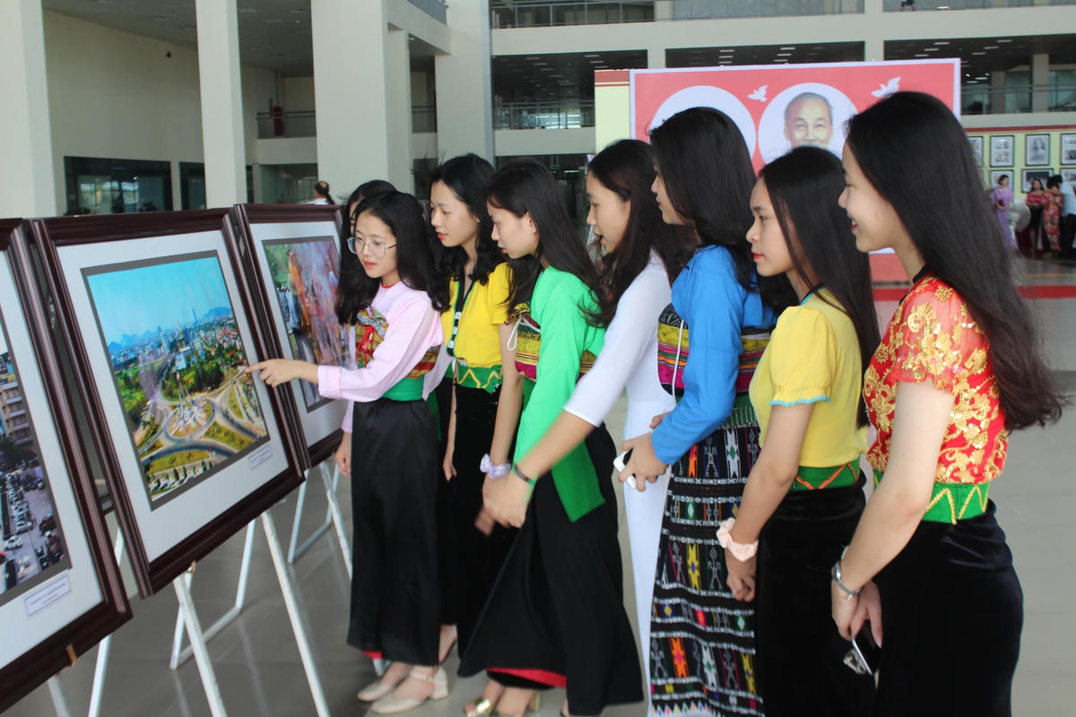 Đông đảo cán bộ đảng viên, công nhân viên chức, người dân tham gia buổi trưng bày chuyên đề.