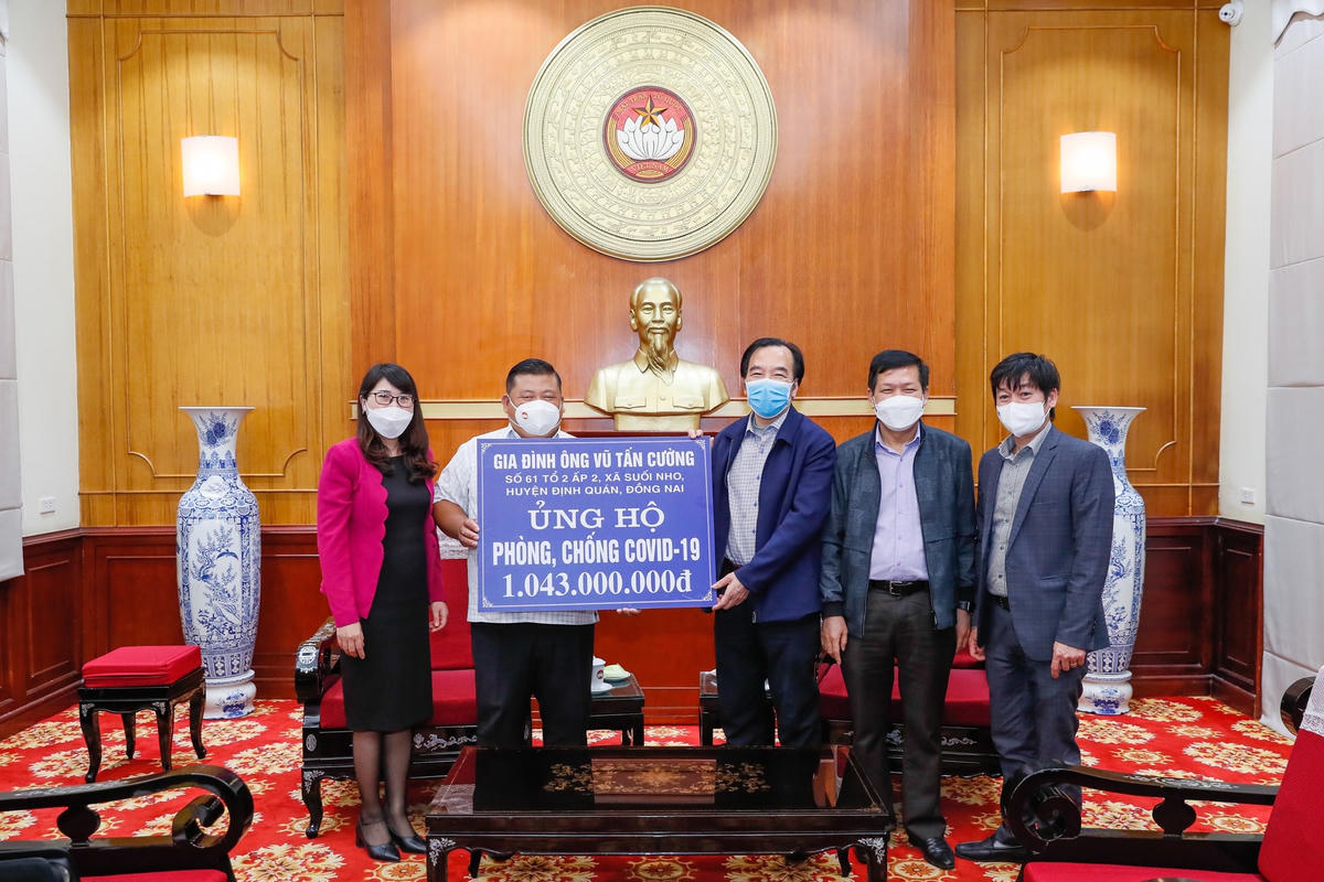 Phó Chủ tịch Ngô Sách Thực tiếp nhận số tiền ủng hộ hơn 1 tỷ đồng từ gia đình ông Vũ Tấn Cường.