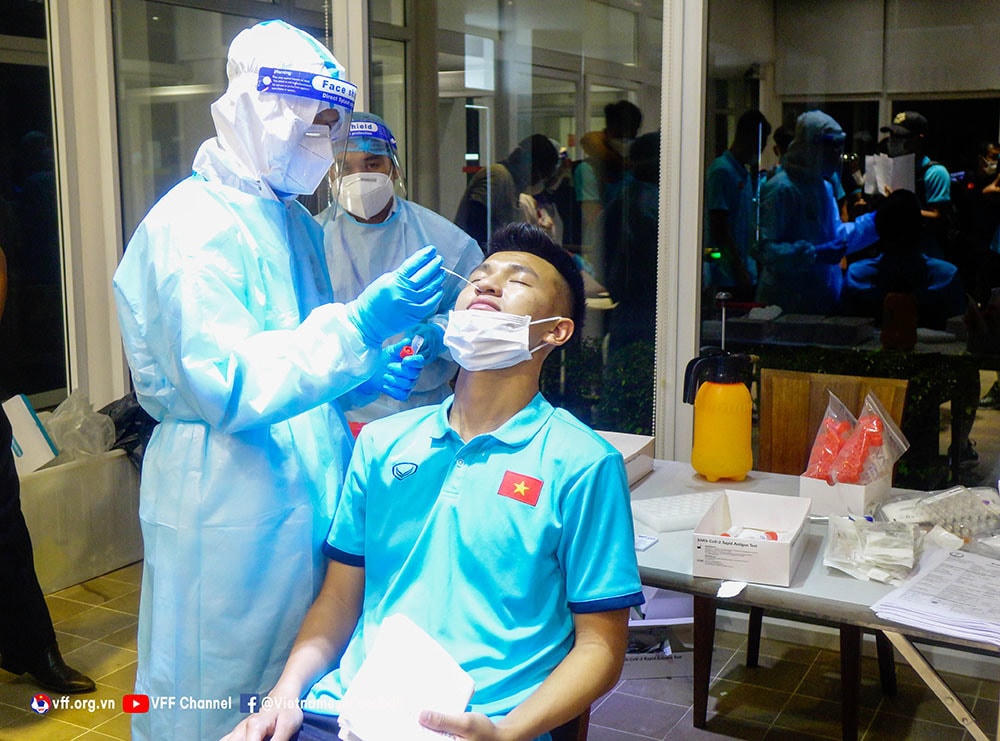 Thực hiện test Covid-19 theo yêu cầu.