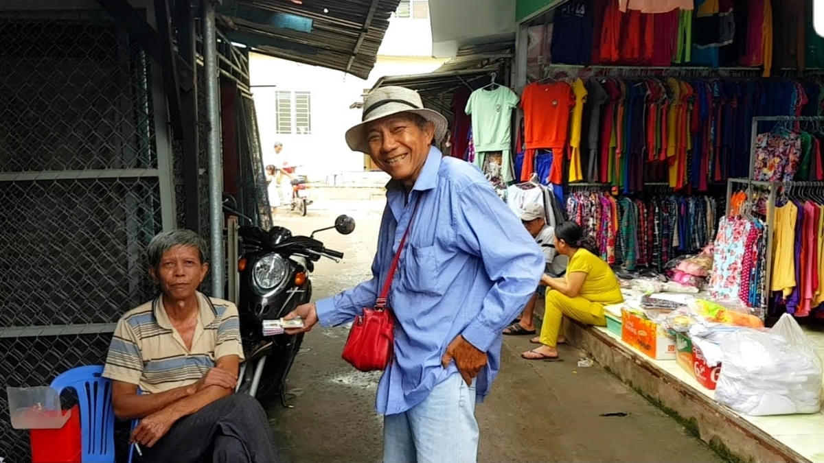Dù vất vẻ mưu sinh nhưng người bán vé số vẫn luôn lạc quan yêu đời