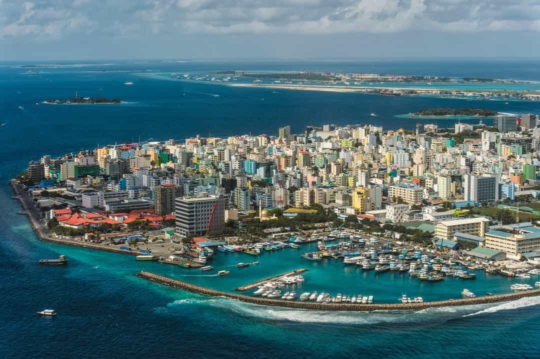 Quần đảo Maldive nằm ở Nam Á, là một trong những quốc gia nhỏ và đẹp nhất trên thế giới, những bãi biển bình dị khiến nơi đây trở thành thiên đường cho khách du lịch.  