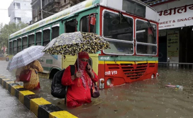 Mưa lớn gây ngập lụt ở Mumbai, Ấn Độ.  