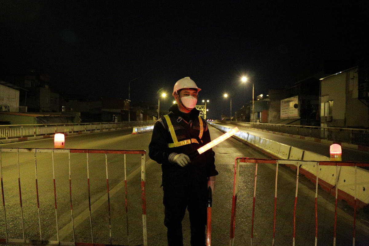 Theo đó, 23h ngày 30/12, Ban Duy tu các công trình hạ tầng giao thông (Sở Giao thông Vận tải Hà Nội) thực hiện việc rào chắn hai đầu cầu Chương Dương. Quy mô thử tải là làn xe chính giữa cầu dành cho ô tô, làn xe máy vẫn được lưu thông. 