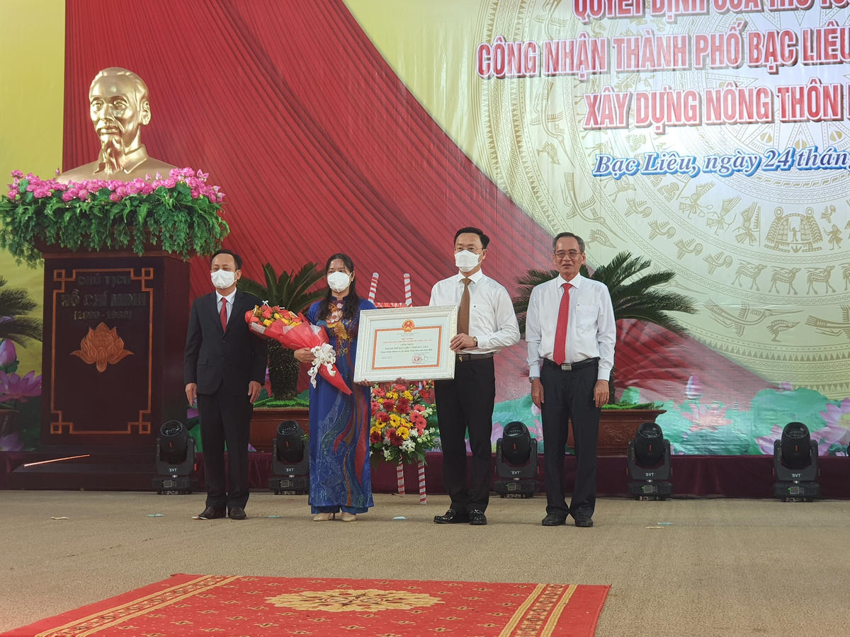 Lãnh đạo tỉnh Bạc Liêu trao Quyết định của Thủ tướng Chính phủ công nhận TP Bạc Liêu đạt chuẩn NTM năm 2020.