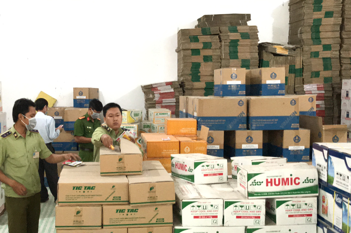 Một lô hàng nhập lậu bị lập biên bản xử lý dịp cận Tết Nguyên đán 2021 tại TP HCM.
