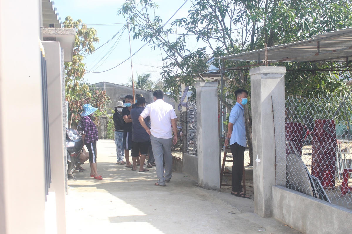 Bà con hàng xóm đến chia buồn với gia đình nạn nhân.