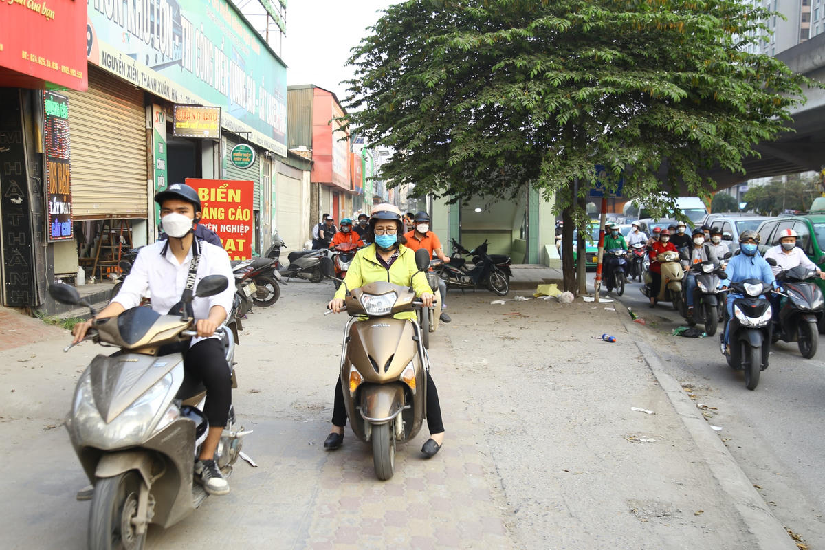 Do ùn tắc kéo dài nhiều người dân đã trèo lên vỉa hè để di chuyển gây mất an toàn giao thông.