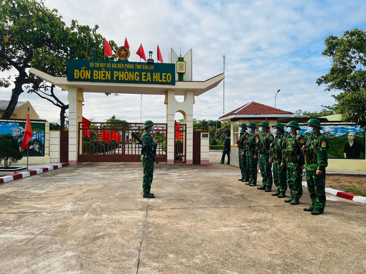 Cán bộ, chiến sĩ Đồn biên phòng Ea H’leo lên đường thực hiện nhiệm vụ.