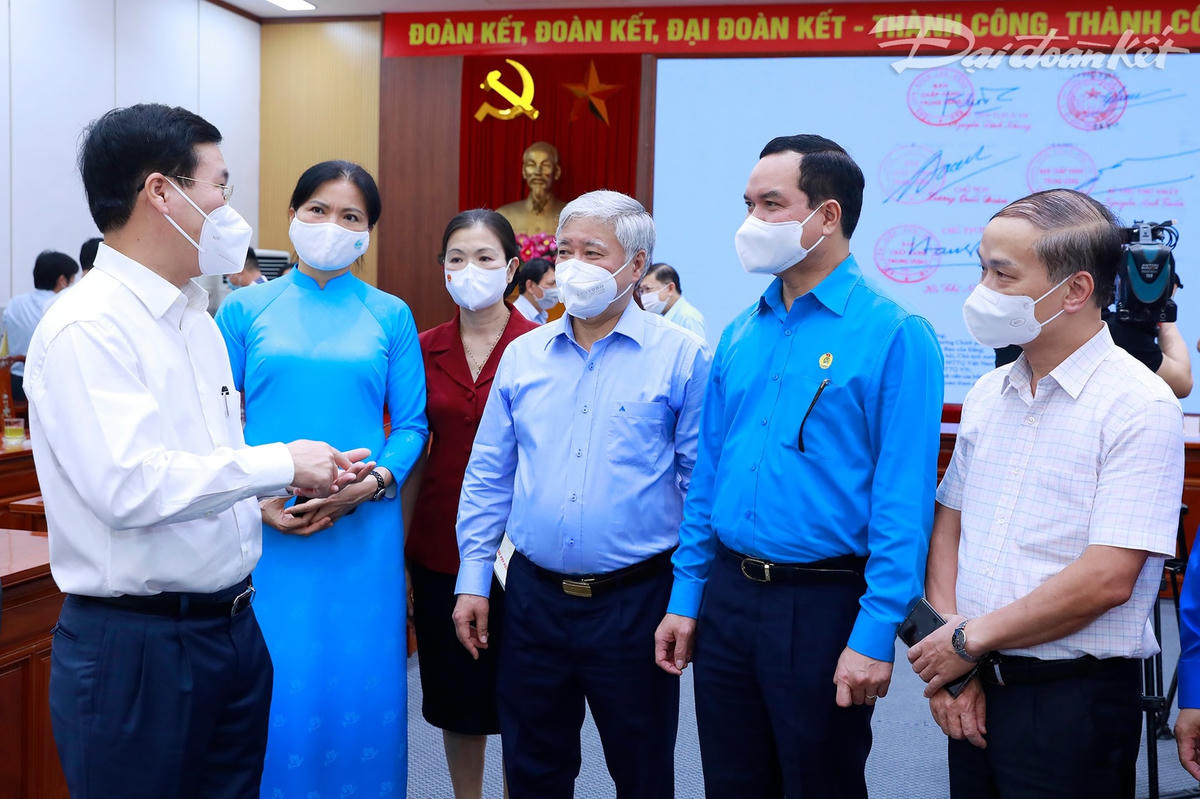 Ông Võ Văn Thưởng, Thường trực Ban Bí thư cùng Chủ tịch UBTƯ MTTQ Việt Nam Đỗ Văn Chiến và các đại biểu trao đổi bên lề Chương trình. Ảnh: Quang Vinh.