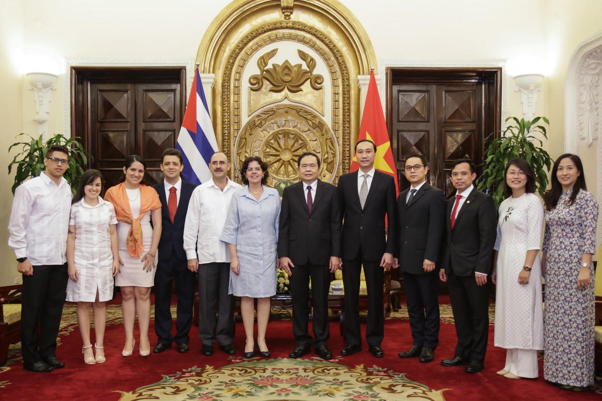 Chủ tịch Trần Thanh Mẫn chụp ảnh lưu niệm cùng Đại sứ Cuba Lianys Torres Rivera