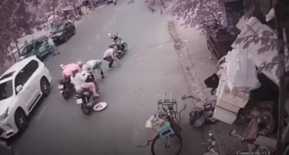 Nhiều người dừng xe để