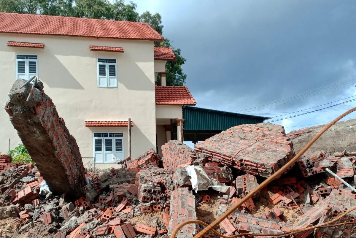 Đến trước tháng 6/2021, mới có 4 hộ dân tại xã Vĩnh Trung tự giác chấp hành tháo dỡ công trình.