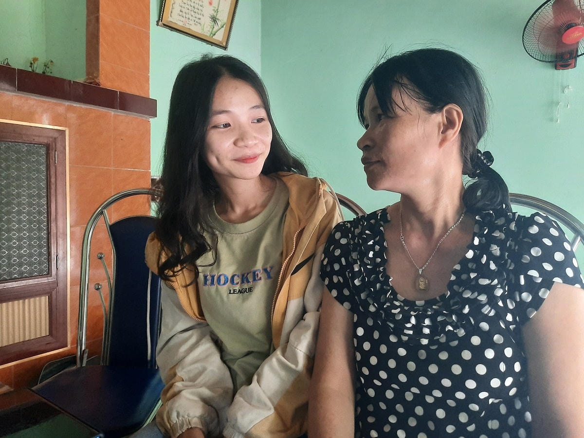 Em  Kim Ân chia sẻ niềm vui với mẹ về đạt 10 điểm thi môn Lịch sử.