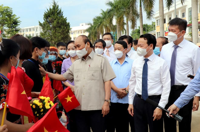 Chủ tịch nước Nguyễn Xuân Phúc chúc mừng và động viên các em học sinh trong ngày khai giảng.