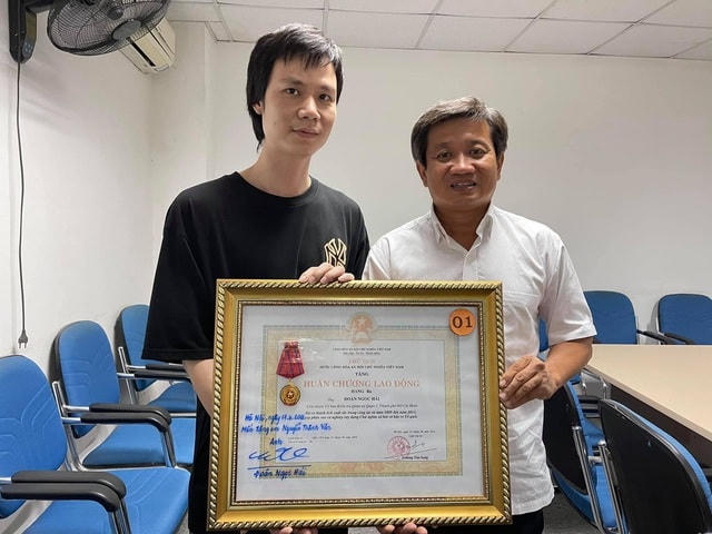 Ông Đoàn Ngọc Hải trao tặng tấm Huân chương Lao động hạng Ba của mình cho người khác.